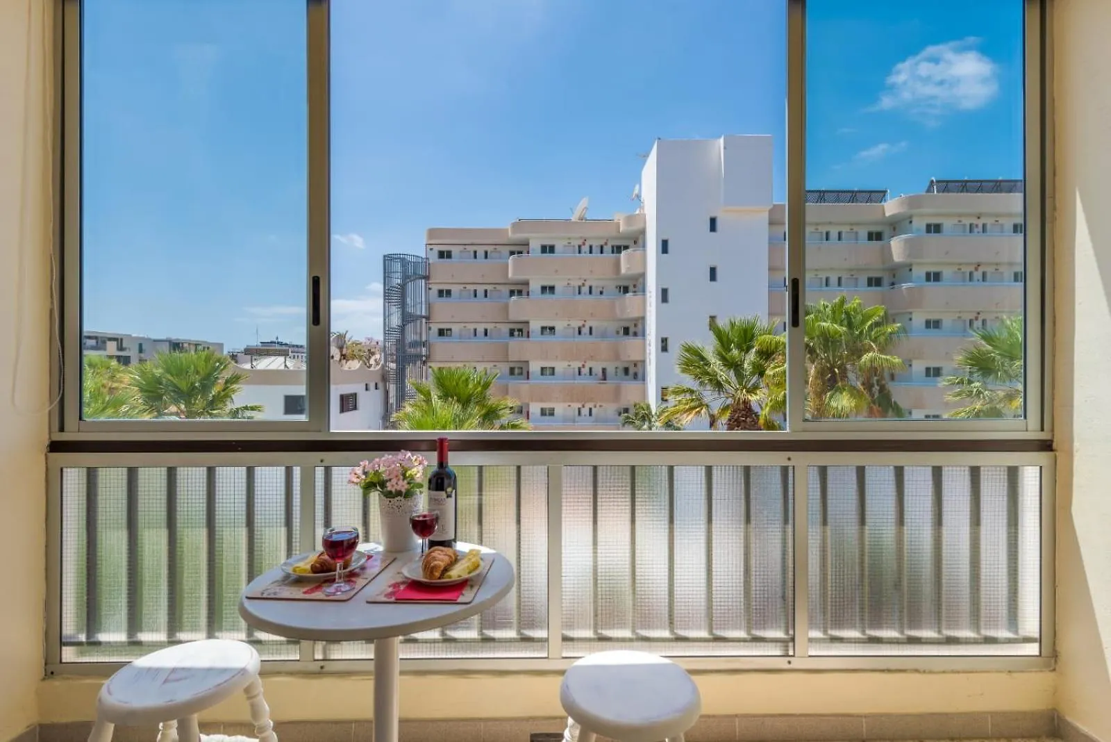 Modern Estudio Eldorado Playa De Las Americasの連絡先